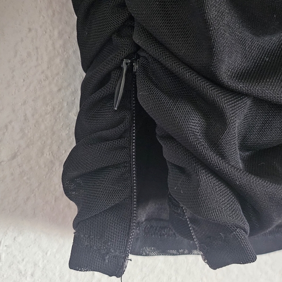 Black Long Sleeve Ruched Top - Picture 7 of 8